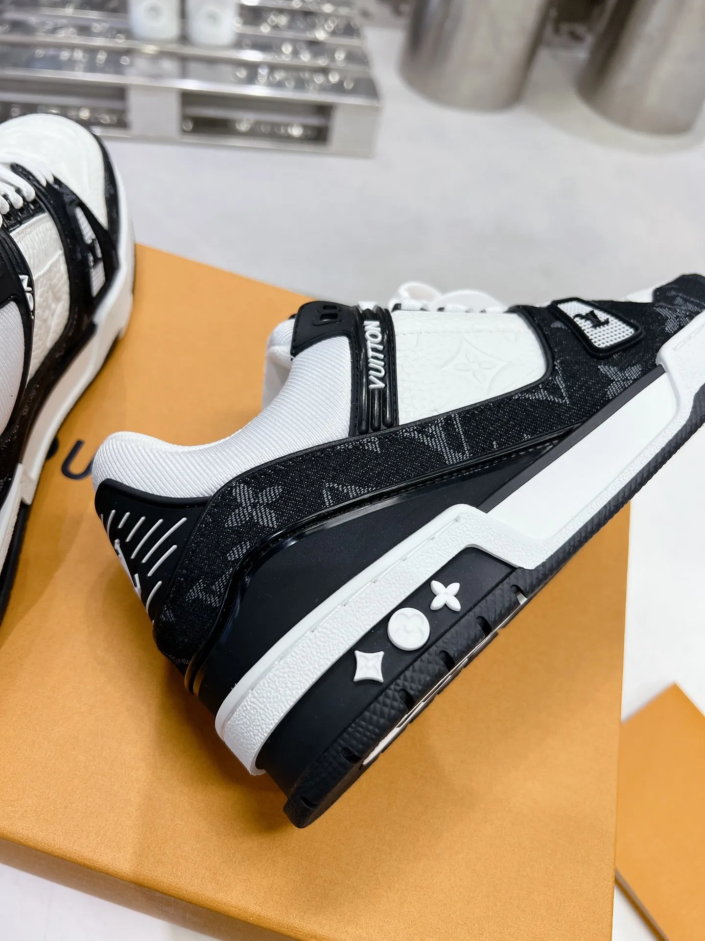 👟👟Ex-factory price 840👟👟 LV top version 2023 new model. Purchasing quality LV~Louis Vuitton Lv TRAINER's best-looking sneakers, Donkey Brand strongly recommends new products, official website limited edition retro basketball sneakers! Both high-cut and low-cut products cost money to purchase an accurate 1:1 replica of the original version. The details are invincible and full of sincerity. The imported and customized original cowhide leather is the same as the original version. The details are 100% restored. The private model customizes the original one-piece T👟👟 ex-factory price U outsole. It is different from other brands. Without the original version, this effect cannot be achieved!    Men's and women's models 35-40 39-45 (45 and 46 are customized and cannot be returned or exchanged)